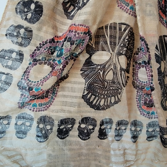 Beautiful skull scarf! - Picture 2 of 2
